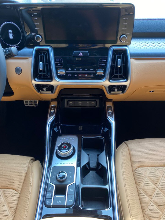 쏘렌토 하이브리드 1열 센터라인.<장우진 기자>